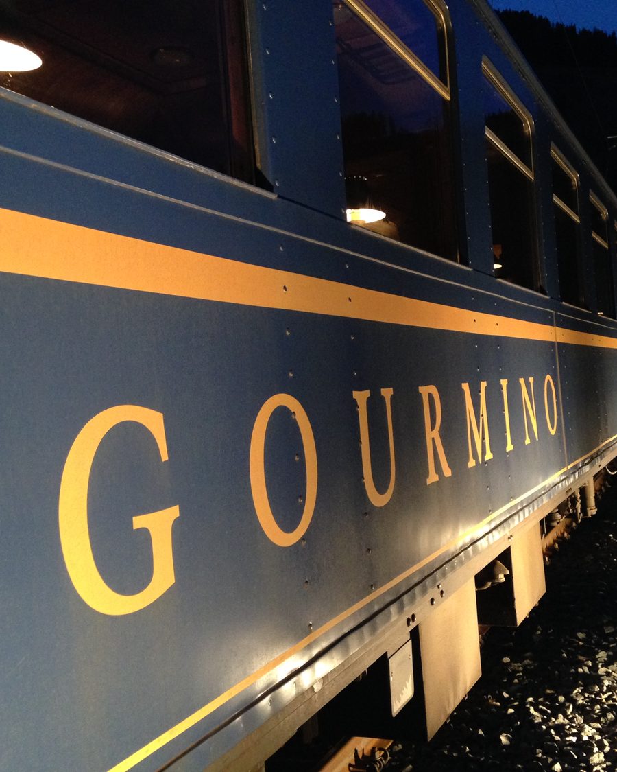 Der Schriftzug GOURMINO in Gold auf dem königsblauen Wagen