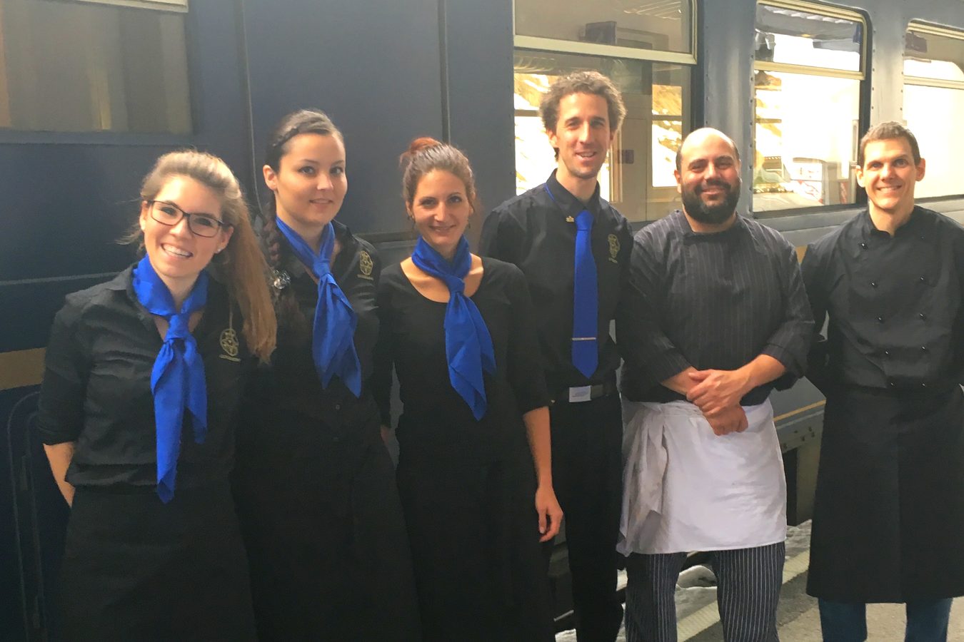 Die RailGastro-Crew auf dem Bahnsteig vor dem Speisewagen Gourmino