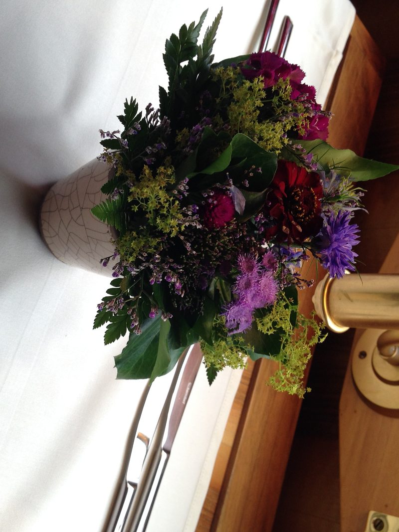Blumenstrauss auf dem Tisch im Speisewagen Gourmino