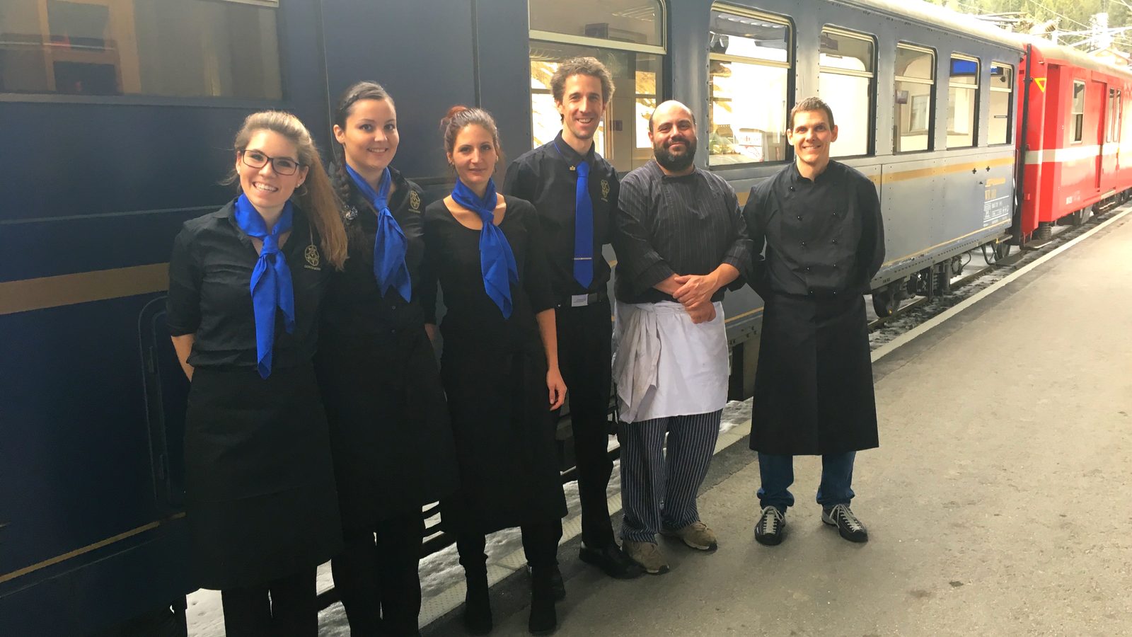 Die RailGastro-Crew auf dem Bahnsteig vor dem Zug
