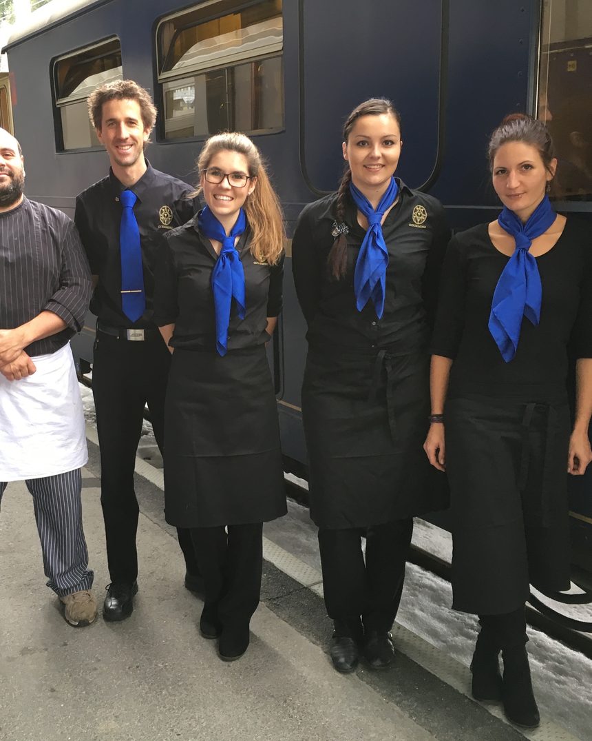 Die RailGastro-Crew vor dem Speisewagen Gourmino